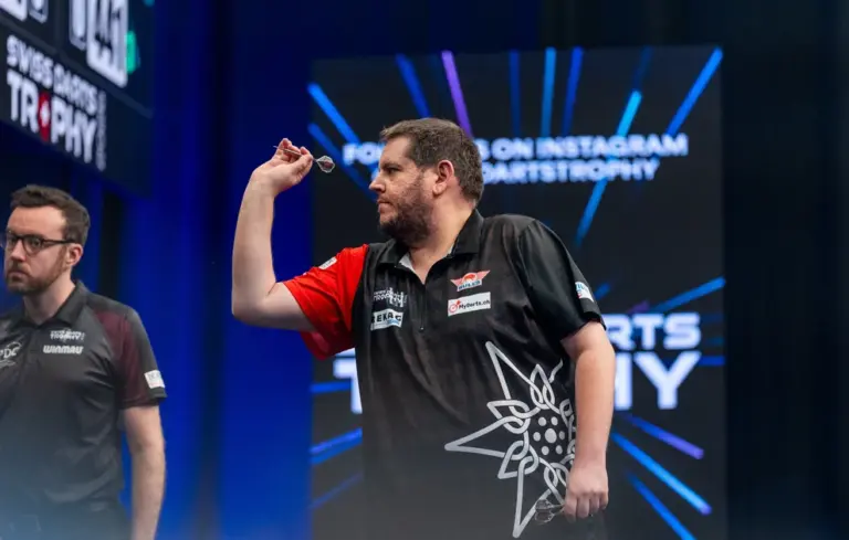 Stefan Bellmont beim Wurf auf der Bühne der Swiss Darts Trophy 2026 in Basel.