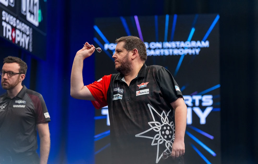 Stefan Bellmont beim Wurf auf der Bühne der Swiss Darts Trophy 2026 in Basel.