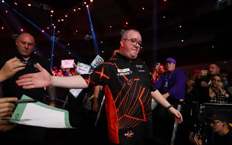 Stephen Bunting streckt beim Einlauf zur European Championship 2026 in Dortmund die Arme aus und begrüßt die Fans am Bühnenrand.